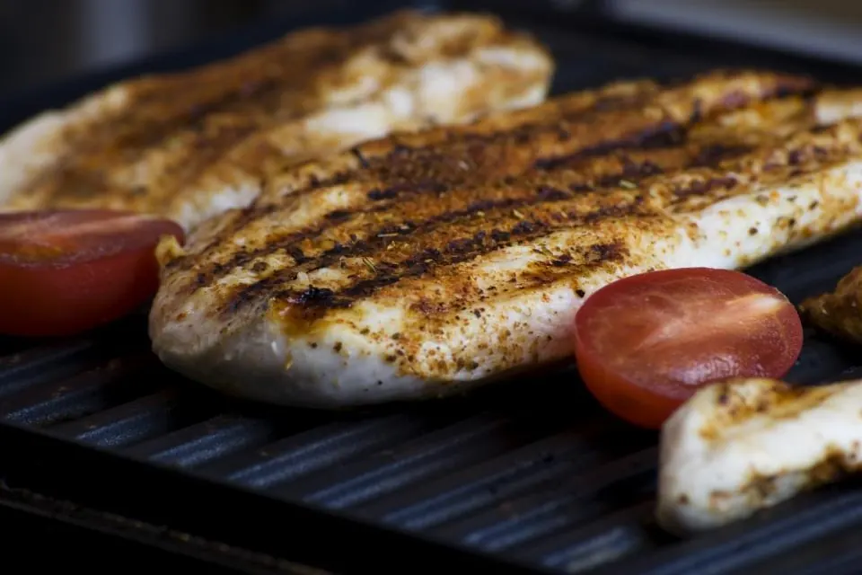 Pechugas de pollo marcadas a la plancha con tomates asados