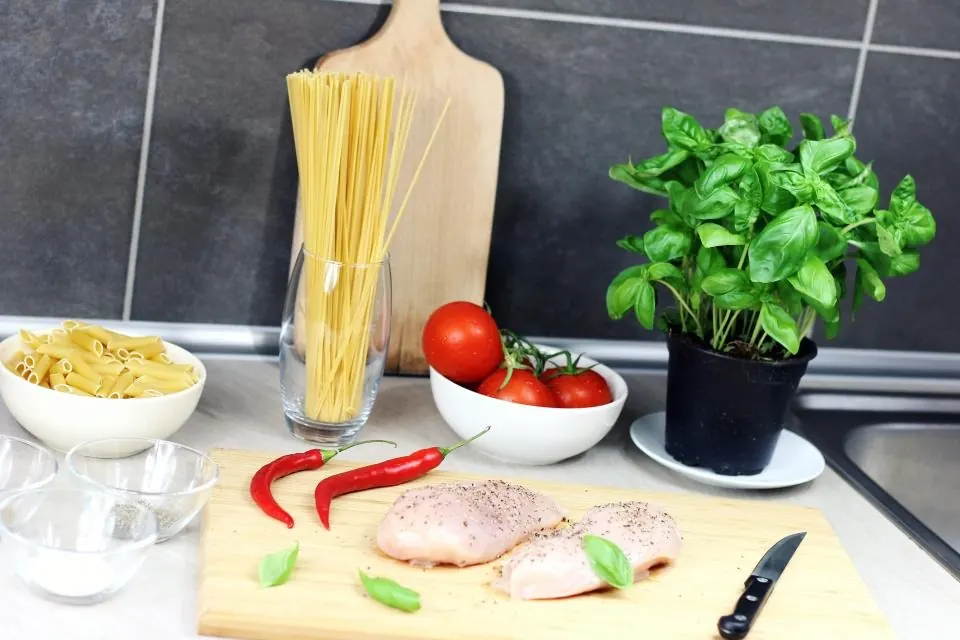 Encimera con ingredientes frescos listos para cocinar
